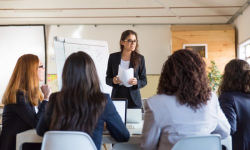 empresarias-mirando-al-orador-papeles