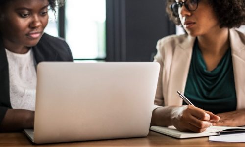 gente-negocios-discusion