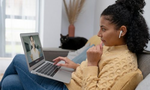 mujer-tiro-medio-laptop